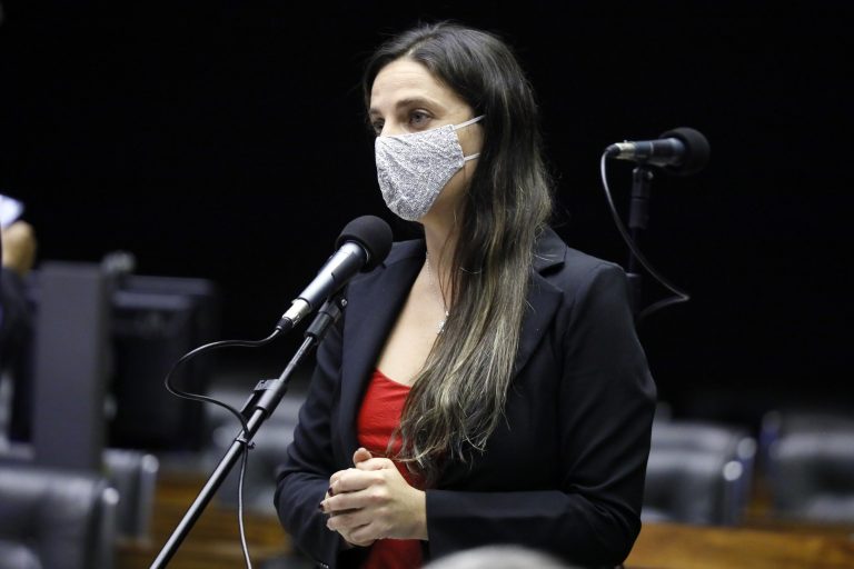 Câmara - Proposta proíbe cobrança de taxas para retificação de nome e gênero nos cartórios