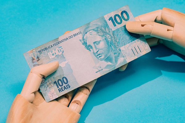 Folha de S.Paulo - Artigo: Pessoas que se identificam com gênero feminino podem ter aposentadoria precoce – Por Rômulo Saraiva