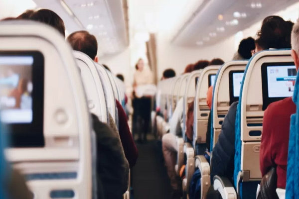 UOL - O que o piloto faz quando alguém nasce a bordo? Qual a nacionalidade?