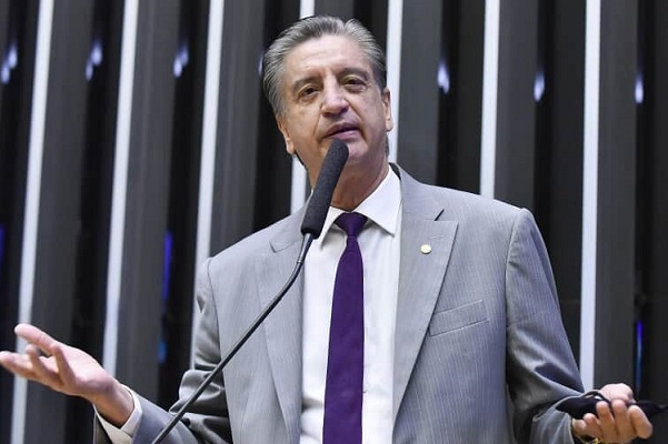 Migalhas - PL proíbe que notário seja titular de 2 cartórios por mais de 6 meses