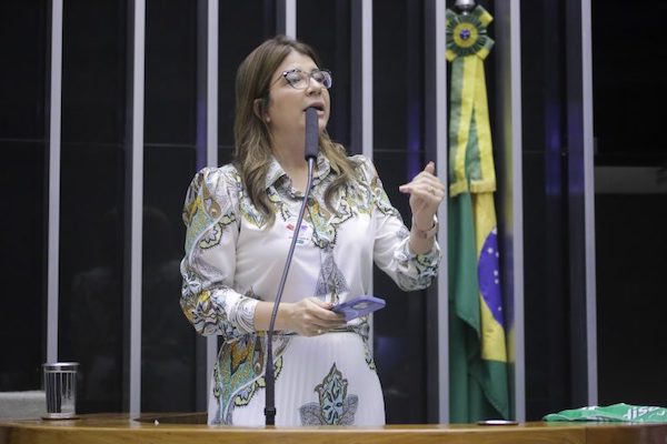 Comissão aprova projeto que cria exceção para que família acolhedora adote criança