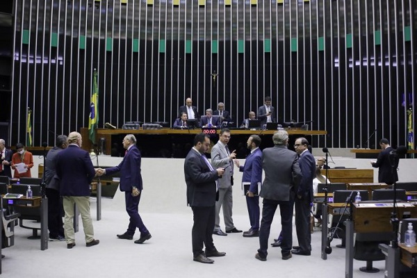 Câmara aprova urgência para projeto sobre mudança de destinação de imóvel em condomínio