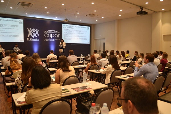 Registradores de imóveis de todo o Paraná prestigiam segundo dia de evento da Aripar