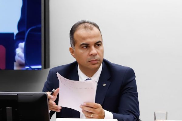 Comissão aprova idade mínima de 16 anos para a união estável, com consentimento dos pais