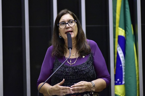 Câmara aprova PEC que mantém cidadania brasileira de quem obtém outra nacionalidade