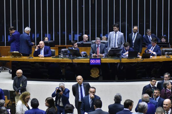 Câmara aprova urgência para projeto que muda registro de imóveis
