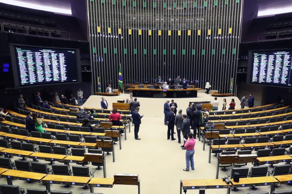 Câmara pode votar mudança em registro de imóveis e tarifa social de água e esgoto