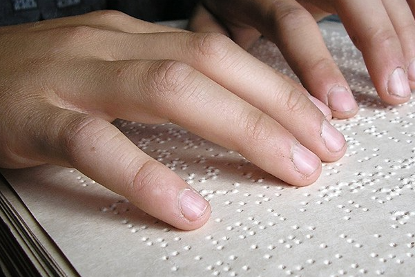 Projeto obriga cartórios a disponibilizar certidões de óbito, nascimento e casamento em braile