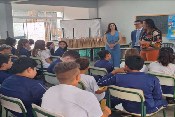 2º Tabelionato de Notas da Comarca de Irati realiza entrega de kits escolares na 6ª Campanha do Material Escolar e apresenta temas relativos à atividade cartorária aos alunos
