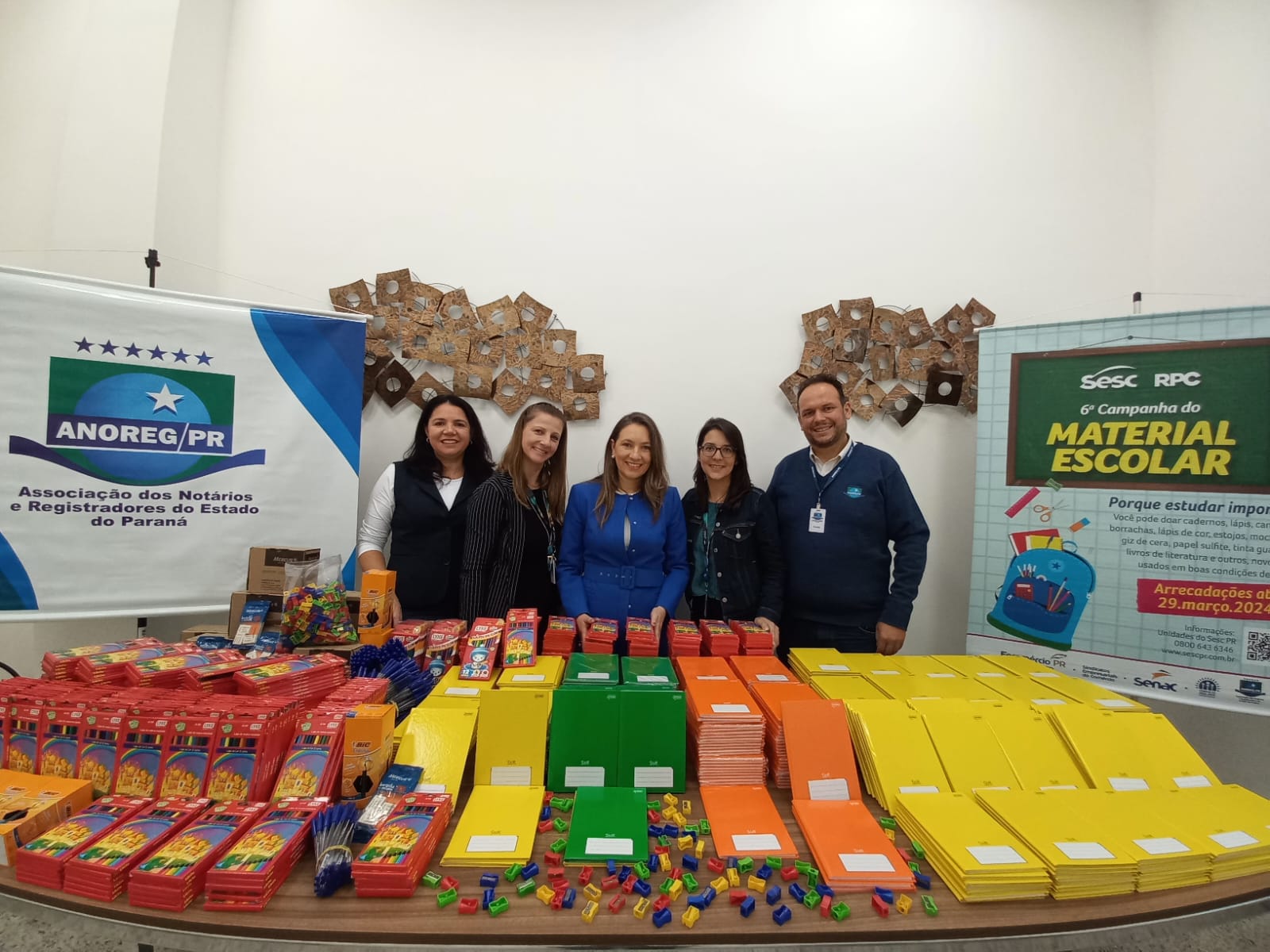 Anoreg/PR doa mais de 3 mil itens de material escolar ao SESC-PR