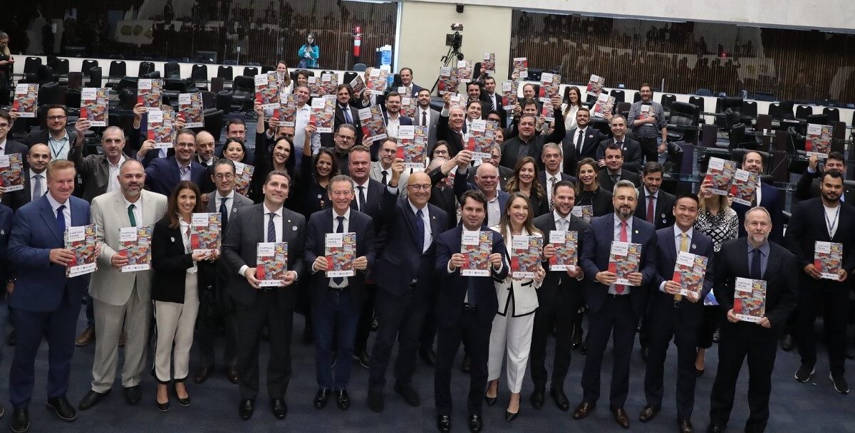 ANOREG-PR e ARIPAR lançam a Cartilha REURB em cerimônia na Assembleia Legislativa do Paraná