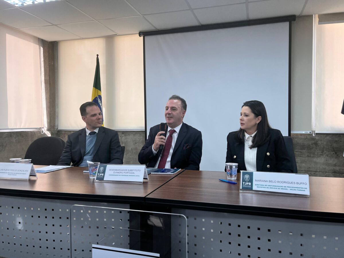 Em evento do TJPR, diretora da Anoreg/PR explica como serviços de registro de imóveis contribuem para a regularização fundiária no Paraná