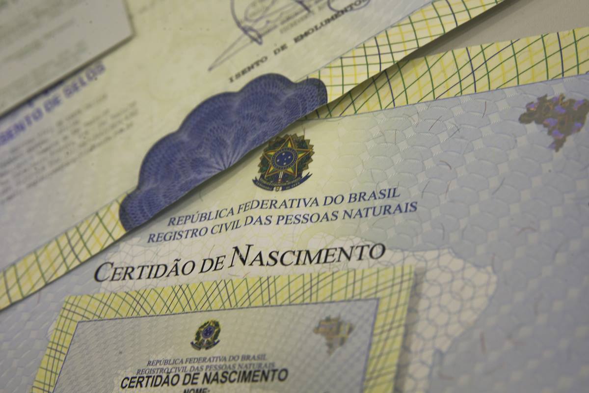 Metrópoles: Quase 50 mil brasileiros lutam na Justiça para ter o pai na certidão