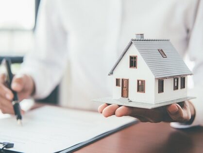 Artigo - Ação de adjudicação compulsória e existência de indisponibilidade averbada na matrícula do imóvel