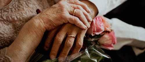 Idosa de 76 anos obtém divórcio judicial para oficializar novo casamento