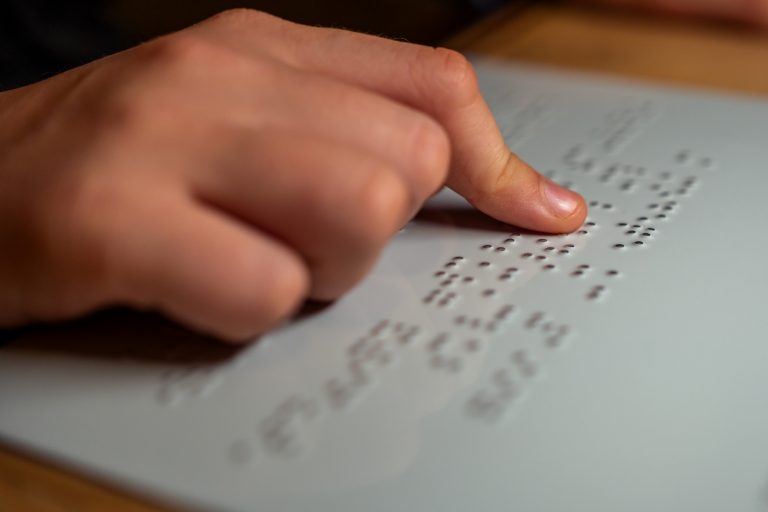 Comissão aprova uso mais amplo da linguagem Braille no cotidiano
