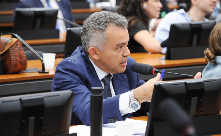 Comissão aprova ressarcimento a cartórios por atos gratuitos e modernização de regras para casamento