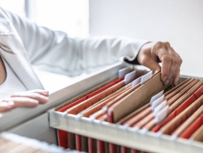 Contrato de gaveta na compra e venda de imóveis: brasileiros ainda caem nessa armadilha que a Caixa considera ilegal, com risco de leilão, perda total do imóvel e anos de disputa sem escritura