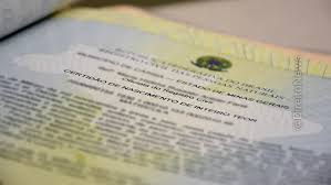 Multiparentalidade: Juíza autoriza nome de dois pais em certidão