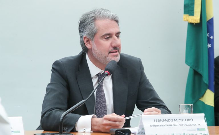 Comissão aprova regra para agilizar transferência de imóveis abandonados a municípios