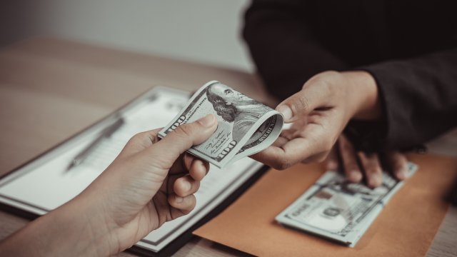 Cobrança de taxas em condomínio irregular é legítima com anuência expressa do adquirente, decide STJ