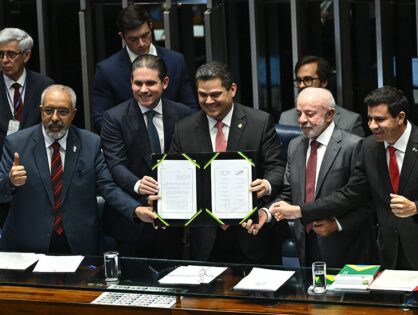 Congresso promulga emenda que acaba com escala 6x1 e estabelece jornada máxima de 40 horas semanais