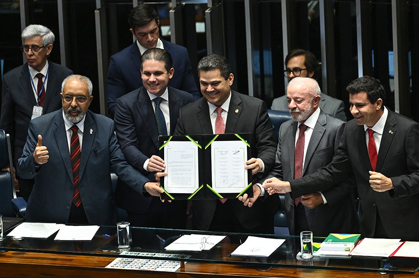 Congresso promulga emenda que acaba com escala 6x1 e estabelece jornada máxima de 40 horas semanais